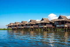 Case antiche e la loro riflessione nell'acqua sul lago Inle immagini stock libere da diritti Case antiche e la loro riflessione nell'acqua sul lago Inle immagini stock libere da diritti