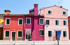 Case rosse, porpora e rosa in Burano, Italia fotografie stock Case rosse, porpora e rosa in Burano, Italia fotografie stock
