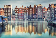Case variopinte a Amsterdam, Paesi Bassi al tramonto immagine stock libera da diritti Case variopinte a Amsterdam, Paesi Bassi al tramonto immagine stock libera da diritti
