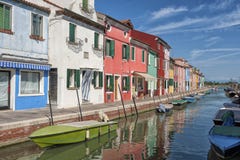 Case variopinte e canale sull'isola di Burano, Venezia, Italia Immagine Stock Libera da Diritti Case variopinte e canale sull'isola di Burano, Venezia, Italia Immagine Stock Libera da Diritti