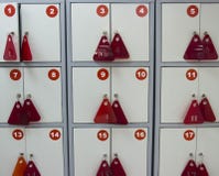 Casiers pour des choses dans le magasin images stock Casiers pour des choses dans le magasin images stock