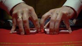Casino, tisonnier : Le revendeur bat les cartes de tisonnier Casino, tisonnier : Le revendeur bat les cartes de tisonnier