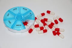 Caspules και ένα pillbox για μια εβδομάδα στοκ εικόνες Caspules και ένα pillbox για μια εβδομάδα στοκ εικόνες