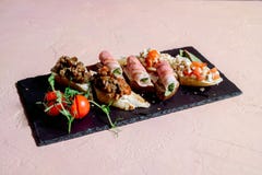 Casse-cro?te sain de d?jeuner La pile de la tortilla mexicaine de fajita de nourriture de rue s'enveloppe avec le filet de poulet photo stock Casse-cro?te sain de d?jeuner La pile de la tortilla mexicaine de fajita de nourriture de rue s'enveloppe avec le filet de poulet photo stock