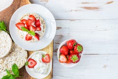 Casse-croûte sain des gâteaux de riz avec le Ricotta et les fraises image libre de droits Casse-croûte sain des gâteaux de riz avec le Ricotta et les fraises image libre de droits