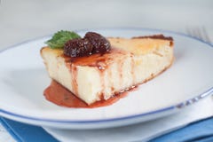 Casseruola della ricotta con l'inceppamento di fragola immagini stock libere da diritti Casseruola della ricotta con l'inceppamento di fragola immagini stock libere da diritti