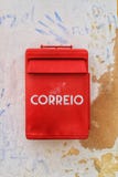 Cassetta delle lettere metallica variopinta nel colore rosso sulla parete con vecchia pittura Fotografia Stock Cassetta delle lettere metallica variopinta nel colore rosso sulla parete con vecchia pittura Fotografia Stock