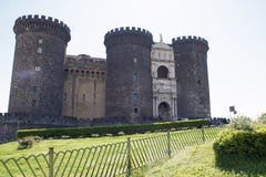 Castel Nuovo - ingresso principale con prato inglese immagine stock Castel Nuovo - ingresso principale con prato inglese immagine stock