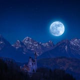 Castello del Neuschwanstein alla luce di luna immagine stock libera da diritti Castello del Neuschwanstein alla luce di luna immagine stock libera da diritti