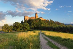 Castello della Slovacchia, Stara Lubovna con la strada immagine stock libera da diritti Castello della Slovacchia, Stara Lubovna con la strada immagine stock libera da diritti