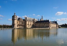 Castello di Chantilly - una vista dal lago, Francia fotografia stock libera da diritti Castello di Chantilly - una vista dal lago, Francia fotografia stock libera da diritti