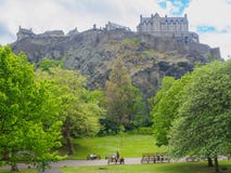 Castello di Edimburgo visto dai principi Street Gardens un giorno soleggiato luminoso fotografia stock Castello di Edimburgo visto dai principi Street Gardens un giorno soleggiato luminoso fotografia stock