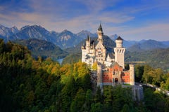 Castello famoso del Neuschwanstein di fiaba in Baviera, Germania, sera con cielo blu con le nuvole bianche Immagine Stock Castello famoso del Neuschwanstein di fiaba in Baviera, Germania, sera con cielo blu con le nuvole bianche Immagine Stock