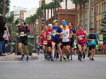 Castellon, Испания 24-ое февраля 2019 бегуны во время гонки марафона стоковое фото rf Castellon, Испания 24-ое февраля 2019 бегуны во время гонки марафона стоковое фото rf