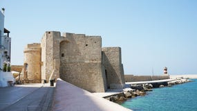 Castelo de Charles V na cidade de Monopoli, Apulia, Itália imagem de stock Castelo de Charles V na cidade de Monopoli, Apulia, Itália imagem de stock