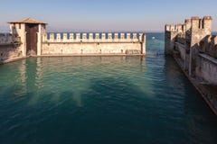 Castelo de Scaliger em Sirmione, Itália imagem de stock Castelo de Scaliger em Sirmione, Itália imagem de stock