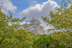 Castelo Japão de Himeji atrás das árvores imagem de stock royalty free Castelo Japão de Himeji atrás das árvores imagem de stock royalty free