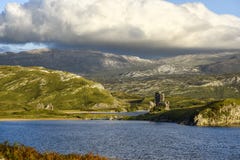 Castillo de Ardvreck en las orillas del lago Assynt, construidas por el clan MacLeod y destruidas por el clan MacKenzie, Sutherla Foto de archivo Castillo de Ardvreck en las orillas del lago Assynt, construidas por el clan MacLeod y destruidas por el clan MacKenzie, Sutherla Foto de archivo