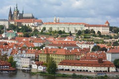 Castillo de Praga (hrad de Pražský) y vista de Praga fotos de archivo libres de regalías Castillo de Praga (hrad de Pražský) y vista de Praga fotos de archivo libres de regalías