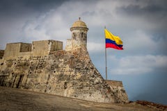Castillo de San Felipe e bandeira colombiana - Cartagena, Colômbia Fotografia de Stock Castillo de San Felipe e bandeira colombiana - Cartagena, Colômbia Fotografia de Stock
