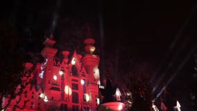 Castillo del cuento de hadas de la fantasía con la exhibición de los fuegos artificiales en la noche Partido de la celebración almacen de metraje de vídeo Castillo del cuento de hadas de la fantasía con la exhibición de los fuegos artificiales en la noche Partido de la celebración almacen de metraje de vídeo