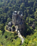 Castillo Eltz en Alemania Paisaje de Sommer imagen de archivo Castillo Eltz en Alemania Paisaje de Sommer imagen de archivo