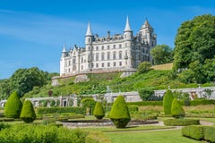 Castillo en un día soleado, condado de Sutherland, Escocia de Dunrobin foto de archivo libre de regalías Castillo en un día soleado, condado de Sutherland, Escocia de Dunrobin foto de archivo libre de regalías