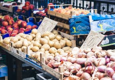 Catania Sicilien †”august 13, 2018: Olika färgrika nya grönsaker i fruktmarknaden, Catania, Sicilien, Italien royaltyfri foto Catania Sicilien †”august 13, 2018: Olika färgrika nya grönsaker i fruktmarknaden, Catania, Sicilien, Italien royaltyfri foto