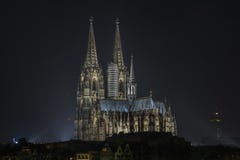 Catedral de Colonia en la noche foto de archivo Catedral de Colonia en la noche foto de archivo