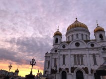 Catedral de Cristo o salvador no centro da noite do verão de Moscou fotografia de stock Catedral de Cristo o salvador no centro da noite do verão de Moscou fotografia de stock