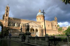 Catedral de Palermo en el cielo nublado; Sicilia, Italia imagenes de archivo Catedral de Palermo en el cielo nublado; Sicilia, Italia imagenes de archivo