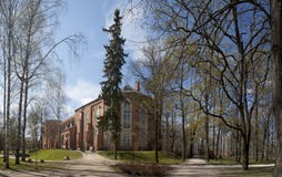 Catedral de Tartu y el parque en la colina de Toome Fotografía de archivo libre de regalías Catedral de Tartu y el parque en la colina de Toome Fotografía de archivo libre de regalías