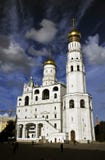 A catedral do Kremlin incandesce contra um céu do cobalto foto de stock A catedral do Kremlin incandesce contra um céu do cobalto foto de stock