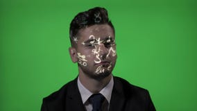 Catedrático que usa a realidade aumentada que tem a fórmula matemática do holograma projetada em sua cara no fundo de tela verde vídeos de arquivo Catedrático que usa a realidade aumentada que tem a fórmula matemática do holograma projetada em sua cara no fundo de tela verde vídeos de arquivo
