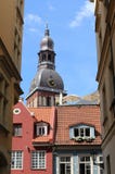 Cathédrale de dôme dans la vieille ville de Riga, Lettonie photographie stock Cathédrale de dôme dans la vieille ville de Riga, Lettonie photographie stock