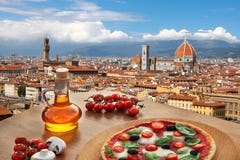Cathédrale de Florence avec la pizza en Italie Photographie stock Cathédrale de Florence avec la pizza en Italie Photographie stock