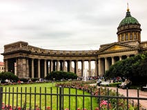 Cathédrale de Kazan à St Petersburg derrière la barrière photographie stock libre de droits Cathédrale de Kazan à St Petersburg derrière la barrière photographie stock libre de droits