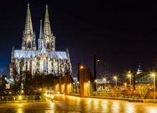 Cattedrale di Colonia alla notte fotografie stock Cattedrale di Colonia alla notte fotografie stock