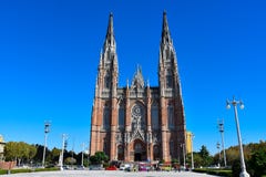 Cattedrale di La Plata e di Moreno Square fotografia stock libera da diritti Cattedrale di La Plata e di Moreno Square fotografia stock libera da diritti