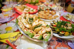 Cattering Tabella in pieno di alimento ad un ristorante Fotografia Stock Cattering Tabella in pieno di alimento ad un ristorante Fotografia Stock