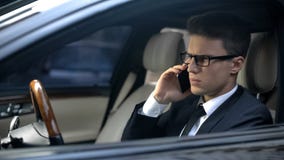Cattive notizie d'ascolto dell'uomo d'affari ansioso mentre parlando sul telefono, contratto guastato immagine stock libera da diritti Cattive notizie d'ascolto dell'uomo d'affari ansioso mentre parlando sul telefono, contratto guastato immagine stock libera da diritti