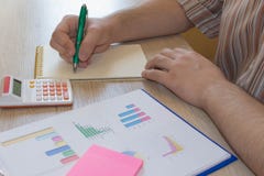 cattura delle note dell'uomo Finanze domestiche, economia di investimento Profitti, risparmio Pila di dollari Motivazione di succ immagini stock libere da diritti cattura delle note dell'uomo Finanze domestiche, economia di investimento Profitti, risparmio Pila di dollari Motivazione di succ immagini stock libere da diritti