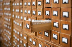 Catálogo de tarjeta de madera viejo con un cajón abierto fotografía de archivo Catálogo de tarjeta de madera viejo con un cajón abierto fotografía de archivo