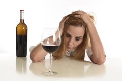 Caucasian blond slösad deprimerad alkoholiserad kvinna som dricker böjelse för alkohol för rött vinexponeringsglas arkivbild Caucasian blond slösad deprimerad alkoholiserad kvinna som dricker böjelse för alkohol för rött vinexponeringsglas arkivbild