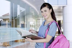 Caucasian högskolestudent som rymmer en lärobok arkivfoton Caucasian högskolestudent som rymmer en lärobok arkivfoton