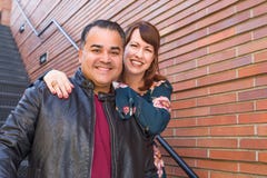 Caucasian kvinna för blandat lopp och latinamerikansk man royaltyfria bilder Caucasian kvinna för blandat lopp och latinamerikansk man royaltyfria bilder