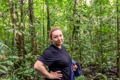 Caucasian kvinna som djupt reser i den Cuyabeno djungeln arkivbild Caucasian kvinna som djupt reser i den Cuyabeno djungeln arkivbild