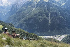 Caucasian kvinnor som cyklar i ett ögonblick av, vilar royaltyfri fotografi Caucasian kvinnor som cyklar i ett ögonblick av, vilar royaltyfri fotografi