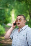 Caucasian man med celltelefonen Arkivbilder Caucasian man med celltelefonen Arkivbilder