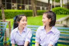Causerie élevée thaïlandaise asiatique mignonne de couples d'étudiante d'écolières photographie stock Causerie élevée thaïlandaise asiatique mignonne de couples d'étudiante d'écolières photographie stock